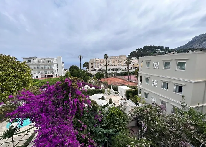 A Due Passi Dal Centro Igea Apartahotel Capri