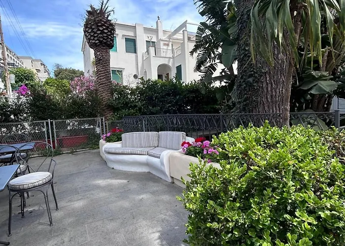 A Due Passi Dal Centro Igea Aparthotel Capri